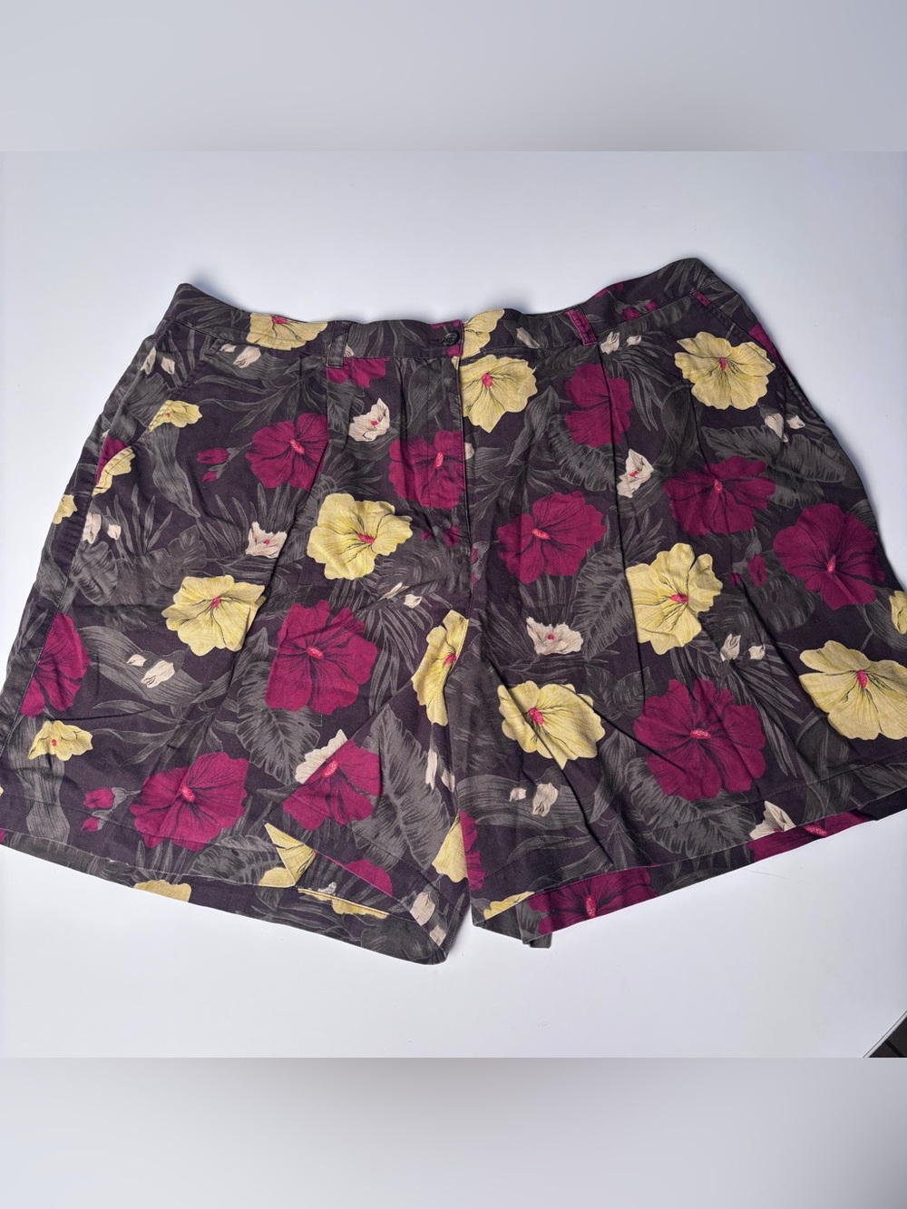 Vintage Jones New York high-waisted pleated shorts featuring tropical print